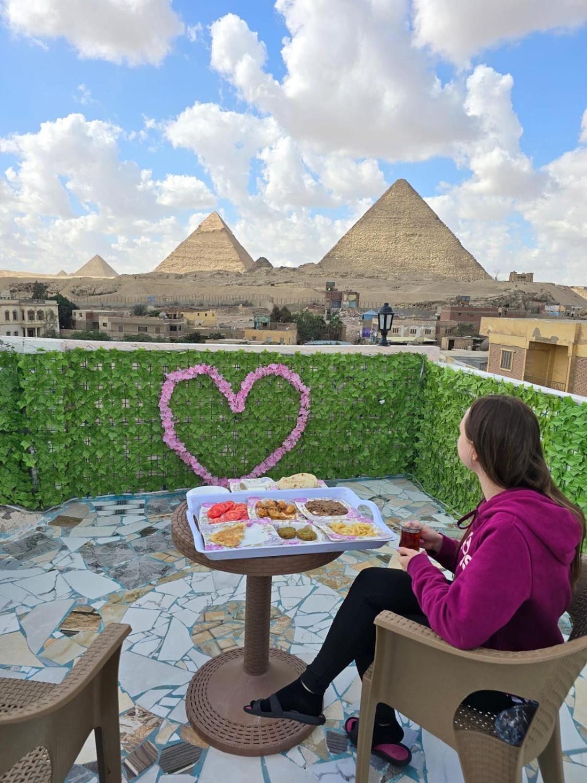 Pyramids Show Hotel Kafret el-Gabal Exterior photo