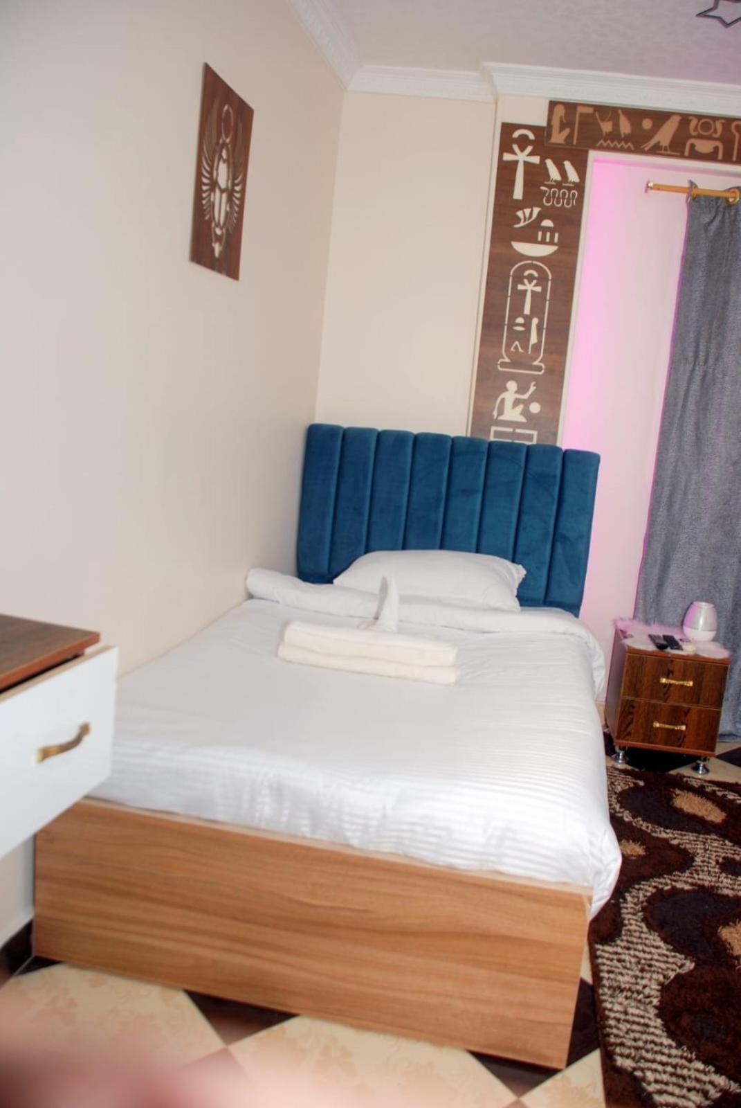 Pyramids Show Hotel Kafret el-Gabal Exterior photo